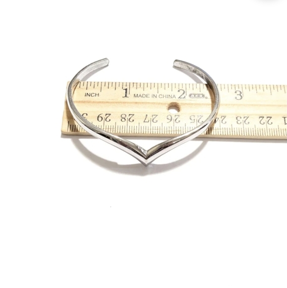 Avon 1976 Chevron Cuff Bangle Silver Tone - Picture 1 of 8